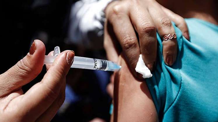Las autoridades recomiendan no volcarse a los puestos de vacunación si no ha sido agendado por su EPS./Foto Archivo/La Opinión