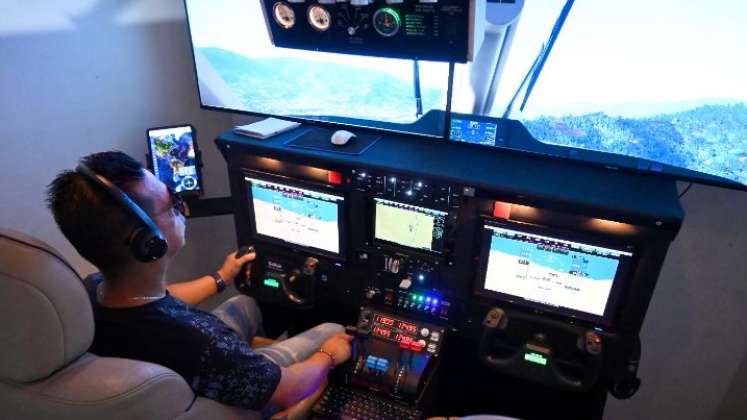 El simulador emite sonidos reales de cuando el avión se enciende, despega o aterriza. /Fotos: Jorge Gutiérrez / La Opinión 