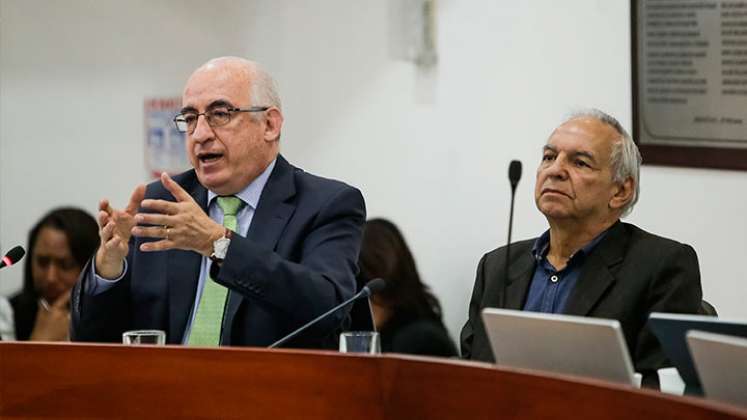 El ministro de Hacienda, Ricardo Bonilla (derecha) y el gerente del Banco de la República, Leonardo Villar. / Foto Archivo