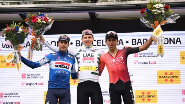 Egan Bernal ciclista colombiano (a la derecha), tercero en la Vuelta a Cataluña 2024.
