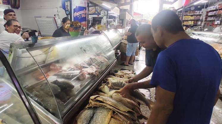En el Galpón Azul de Cenabastos, los consumidores pueden comprar el pescado a distintos precios./ Foto La Opinión