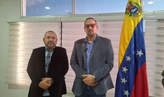 El alcalde San Cristóbal abordó temas de seguridad para los colombianos con el encargado de la oficina consular. Foto Anggy Polanco / La Opinión 