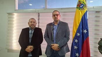 El alcalde San Cristóbal abordó temas de seguridad para los colombianos con el encargado de la oficina consular. Foto Anggy Polanco / La Opinión 