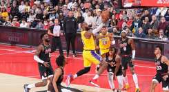LeBron James mostró su jerarquía con los Lakers.