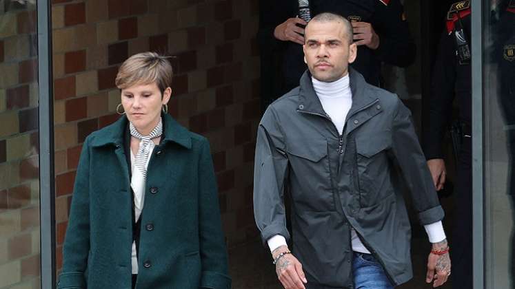 Dani Alves sale de la cárcel acompañado de su abogada la española Inés Guardiola.